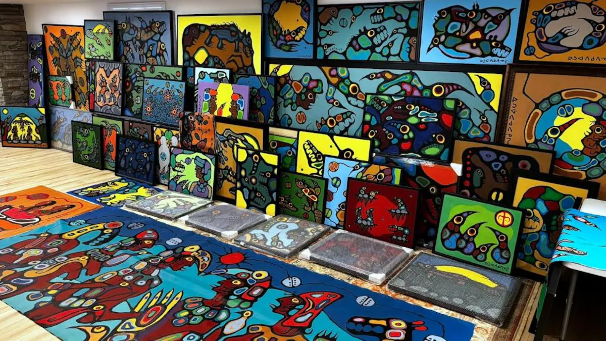 Plusieurs des fausses peintures attribuées à Norval Morrisseau et retirées du marché par la firme Art Experts Canada.  Photo : Art Experts Canada.