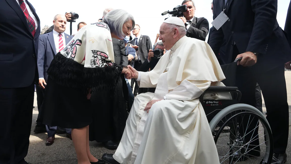 La gouverneure générale, Mary Simon, lors de la visite du pape François, venu au Canada en 2022 pour demander pardon aux Autochtones. (Photo d'archives)